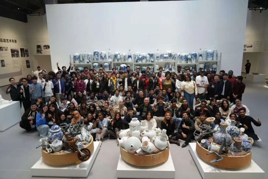 雙年展專(zhuān)訪(fǎng)|副校長(zhǎng)張婧婧 以陶瓷藝術(shù)國(guó)際化，踐行國(guó)家文化使命